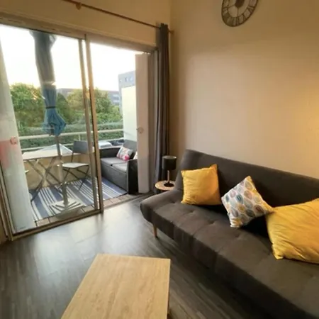 Apartment Lovely With Balcony Near The