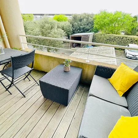 شقة Lovely With Balcony Near The