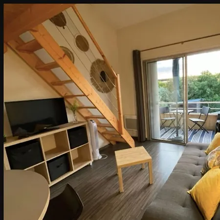 شقة Lovely With Balcony Near The